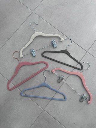 Perchas de terciopelo colores