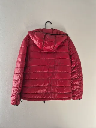 Bomber roja con capucha