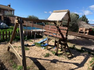 Parque infantil madera con columpios y tobogán