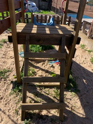 Parque infantil madera con columpios y tobogán