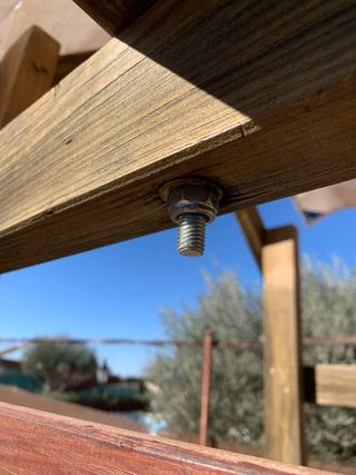 Parque infantil madera con columpios y tobogán