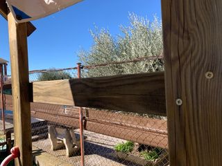 Parque infantil madera con columpios y tobogán