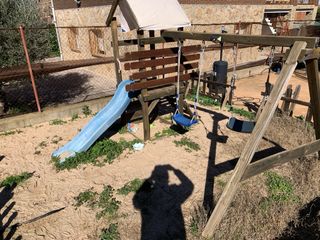 Parque infantil madera con columpios y tobogán