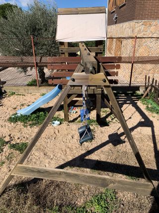 Parque infantil madera con columpios y tobogán