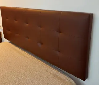 Cabecero de cama polipiel marrón para cama de 1,35