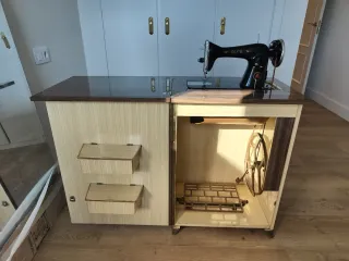 Máquina de coser Alfa antigua