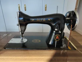 Máquina de coser Alfa antigua