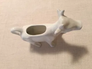 Lattiera a forma di mucca in ceramica bianca