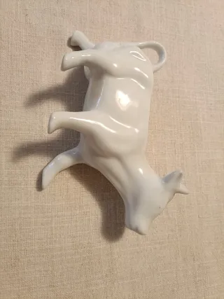 Lattiera a forma di mucca in ceramica bianca