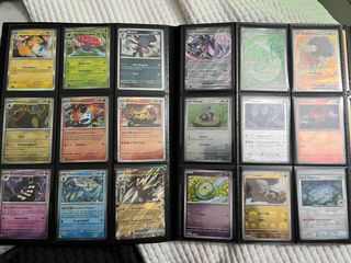 Álbum lleno de cartas Pokémon tcg
