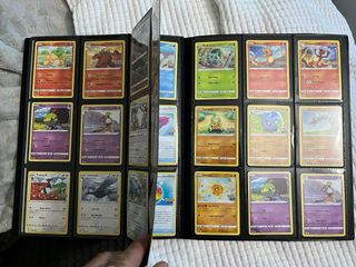 Álbum lleno de cartas Pokémon tcg
