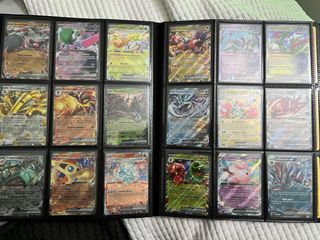 Álbum lleno de cartas Pokémon tcg