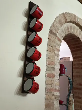 Appendiabiti con tazze e navi antiche