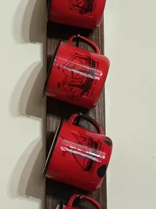 Appendiabiti con tazze e navi antiche