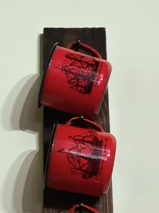 Appendiabiti con tazze e navi antiche