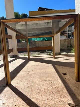 Mesa cristal y metal dorada