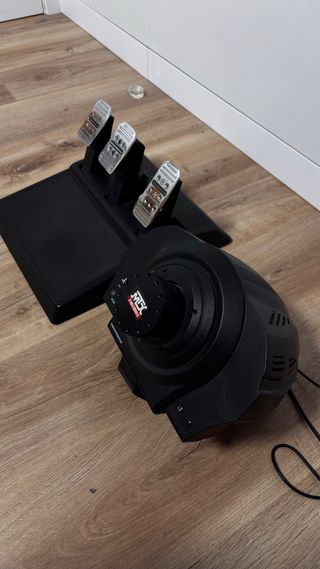 Thrustmaster T300 + Pedales