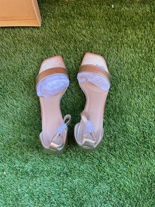 Sandalias doradas tacón fiesta mujer