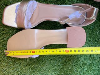 Sandalias doradas tacón fiesta mujer