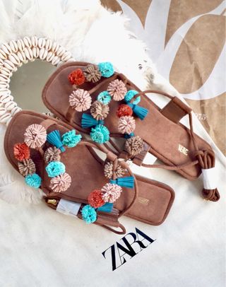 Sandalias Zara Marrones Multicolor Pompones