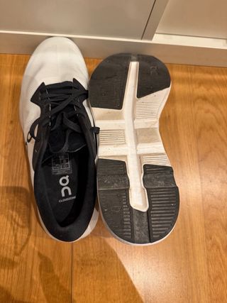 Zapatillas On Talla 42 Blancas y Negras