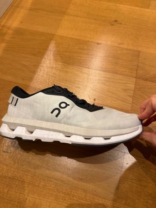 Zapatillas On Talla 42 Blancas y Negras