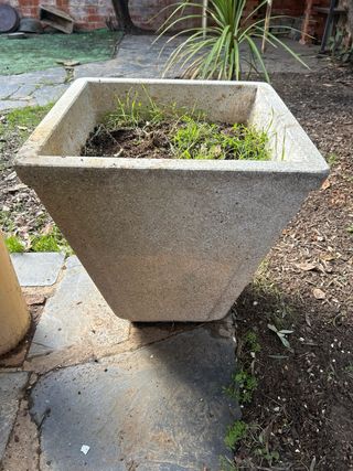 Jardinera de piedra artificial estilo rústico