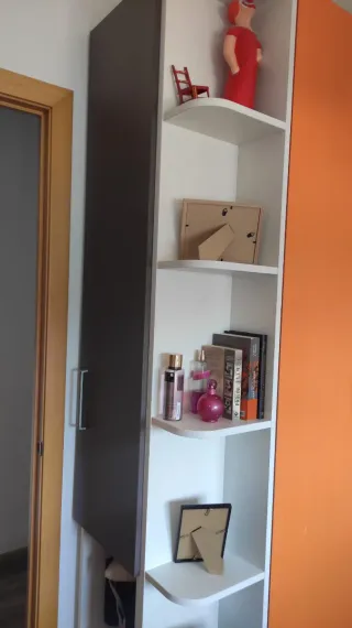 Habitación juvenil naranja y blanco