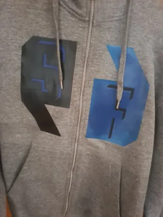 Sudadera gris con cremallera y logo