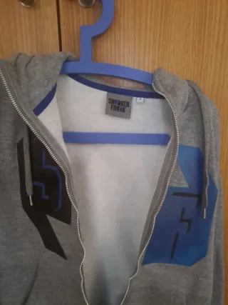 Sudadera gris con cremallera y logo