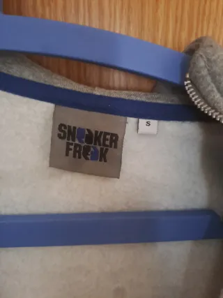 Sudadera gris con cremallera y logo