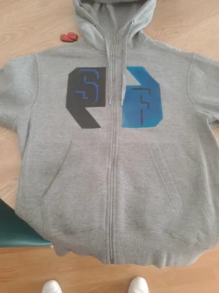 Sudadera gris con cremallera y logo