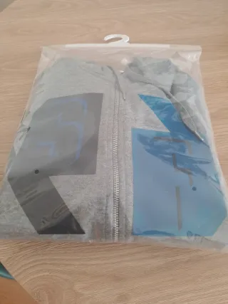 Sudadera gris con cremallera y logo