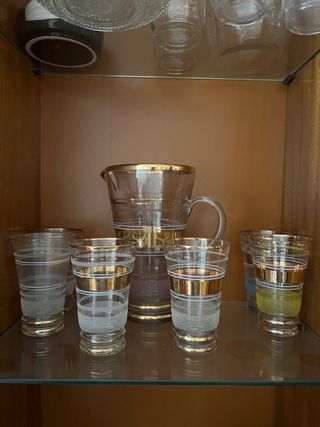 Juego de vasos y jarra dorados