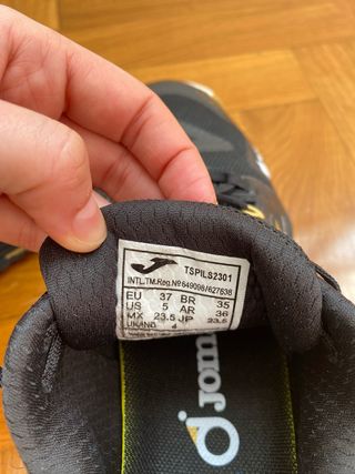 Zapatillas pádel Joma negras y doradas