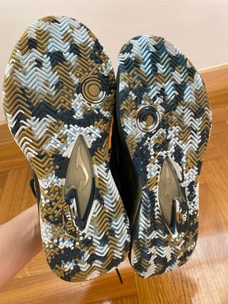 Zapatillas pádel Joma negras y doradas