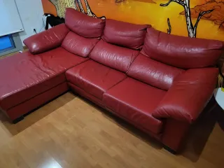 Sofá rojo de polipiel.