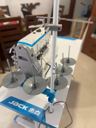 Máquina de coser JACK Overlock