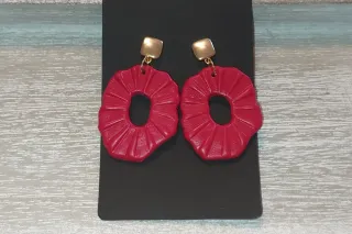 Pendientes rojos con detalles dorados