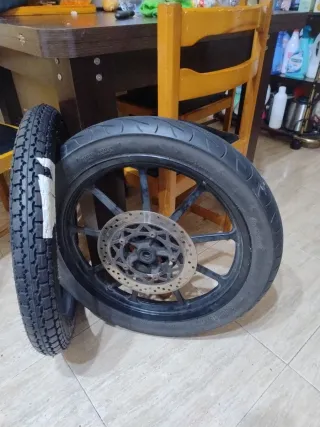 Rueda de moto con disco de freno