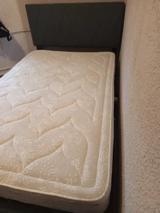 Cama doble tapizada gris y colchón