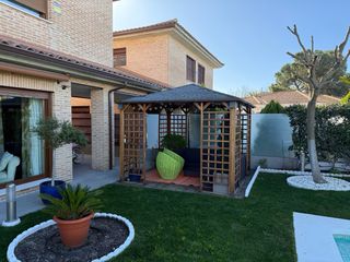 Pérgola de madera natural