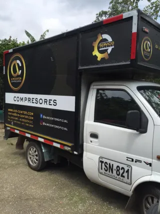 Instalación de vinilos y rotulación de autos