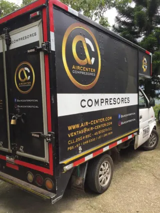 Instalación de vinilos y rotulación de autos