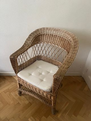 Silla de mimbre con cojín beige