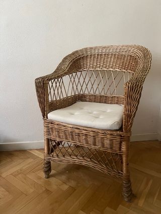 Silla de mimbre con cojín beige