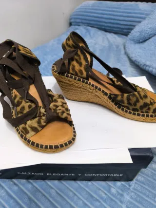 Zapatos de cuña con estampado de leopardo