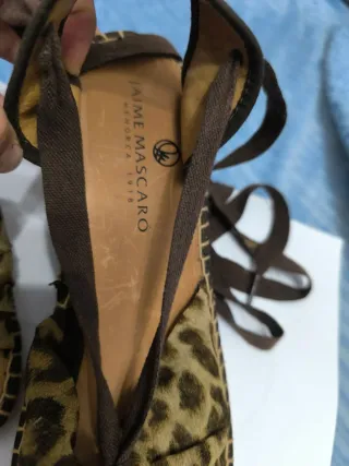 Zapatos de cuña con estampado de leopardo