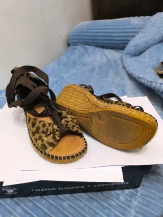 Zapatos de cuña con estampado de leopardo