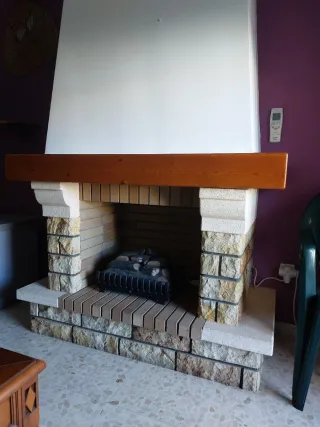 Chimenea decorativa de piedra y madera